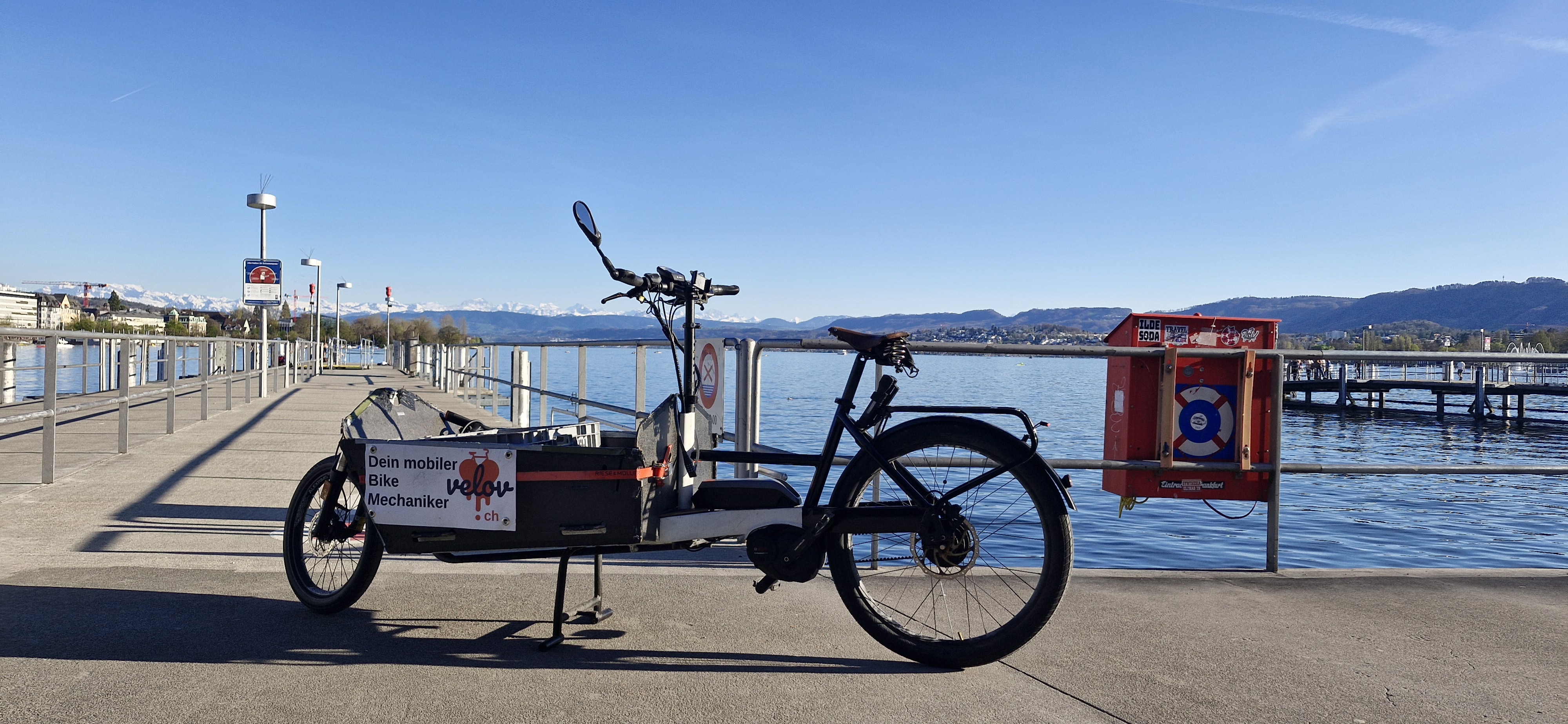 VELOV Cargo-Bike mit Kunden-Velo bereit für Service