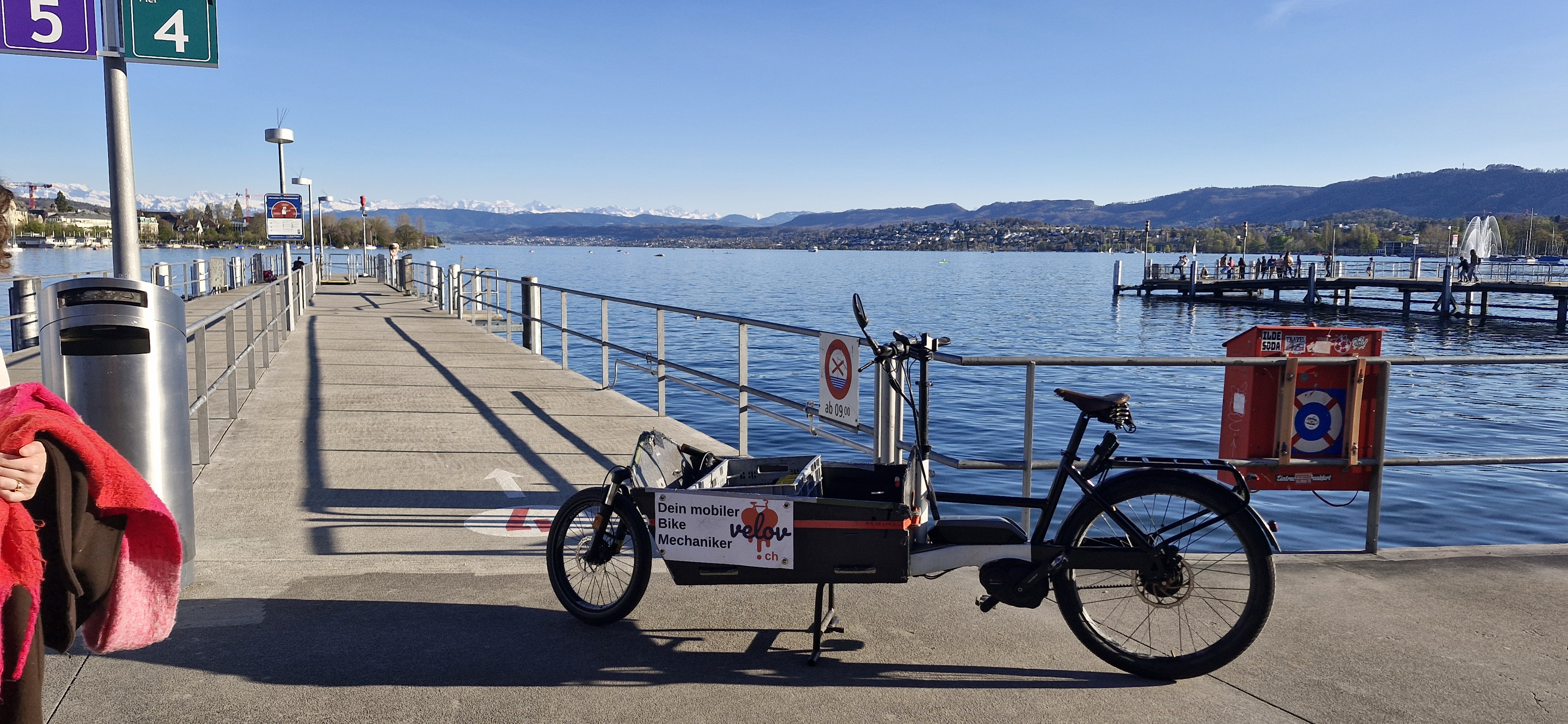 VELOV Cargo am Bürkliplatz mit Alpenpanorama
