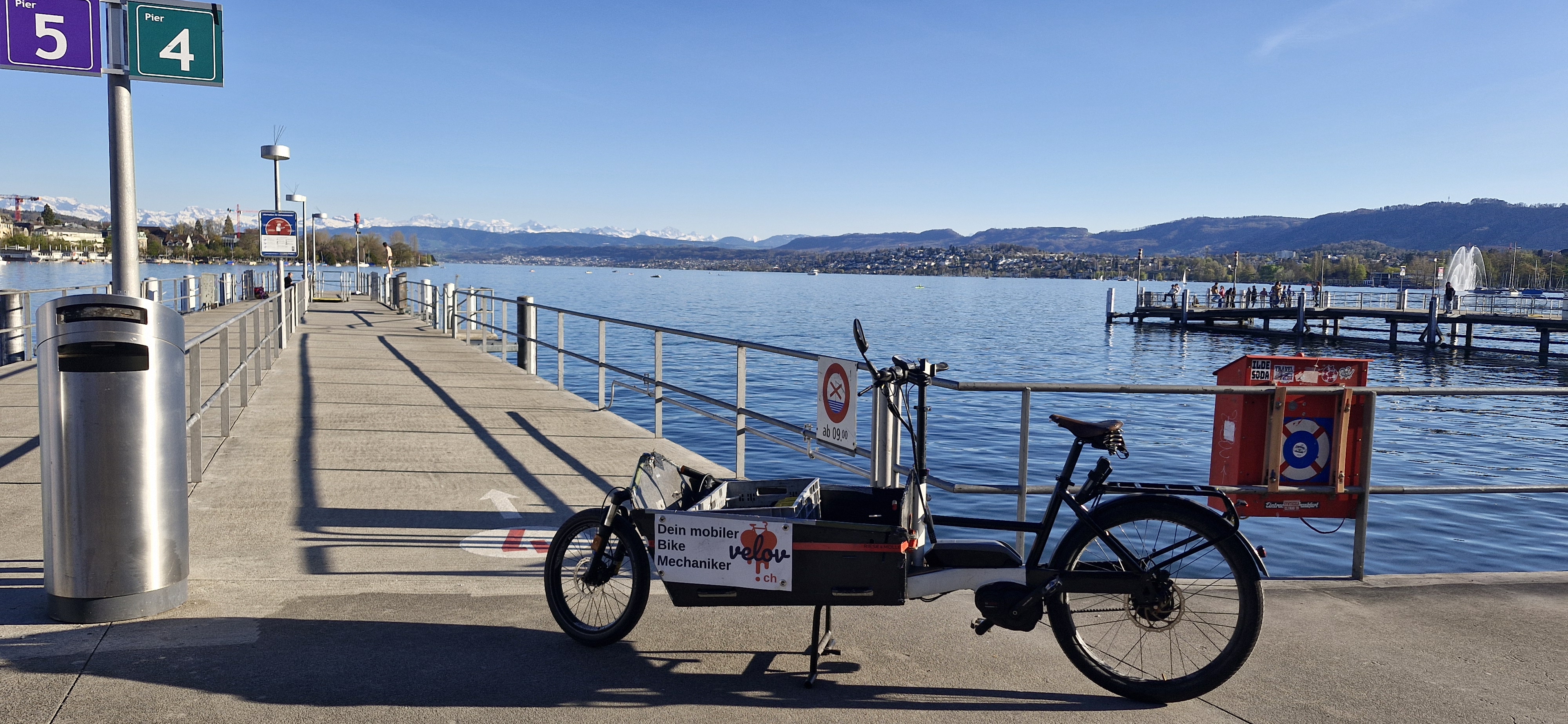 VELOV Cargo-Bike am Zürichsee in der Mittagspause