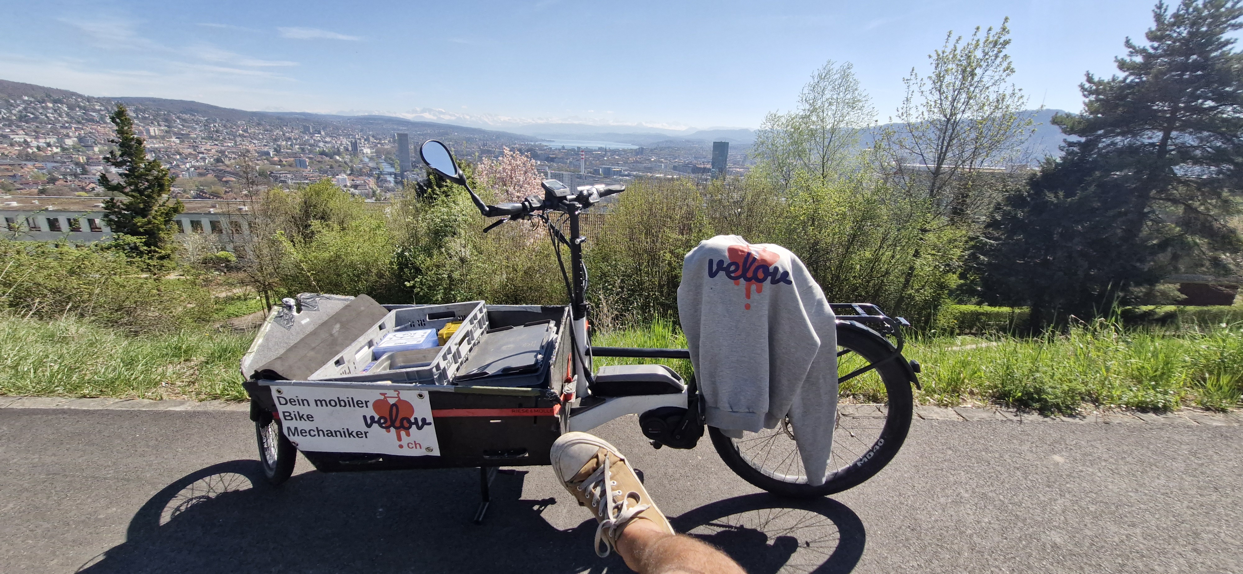 VELOV Mechaniker mit Cargo am Käferberg, Blick über Zürich