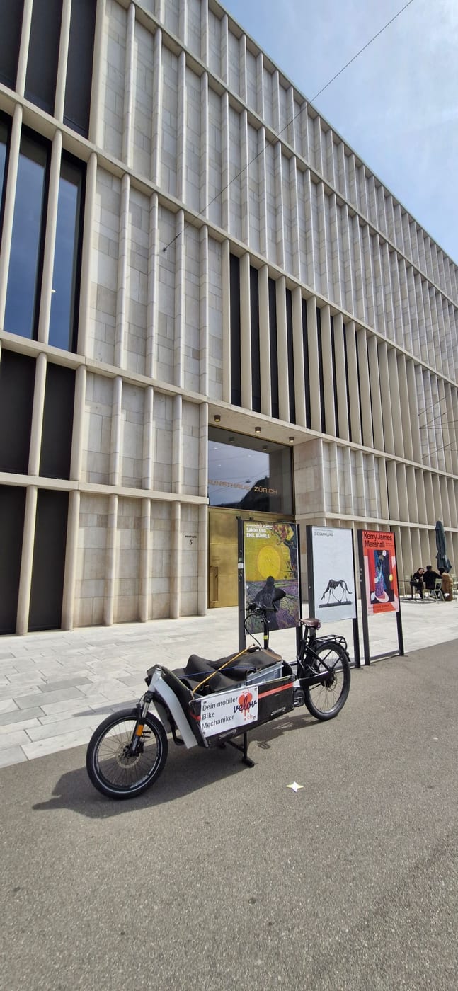 VELOV Cargo-Bike vor Hauseingang