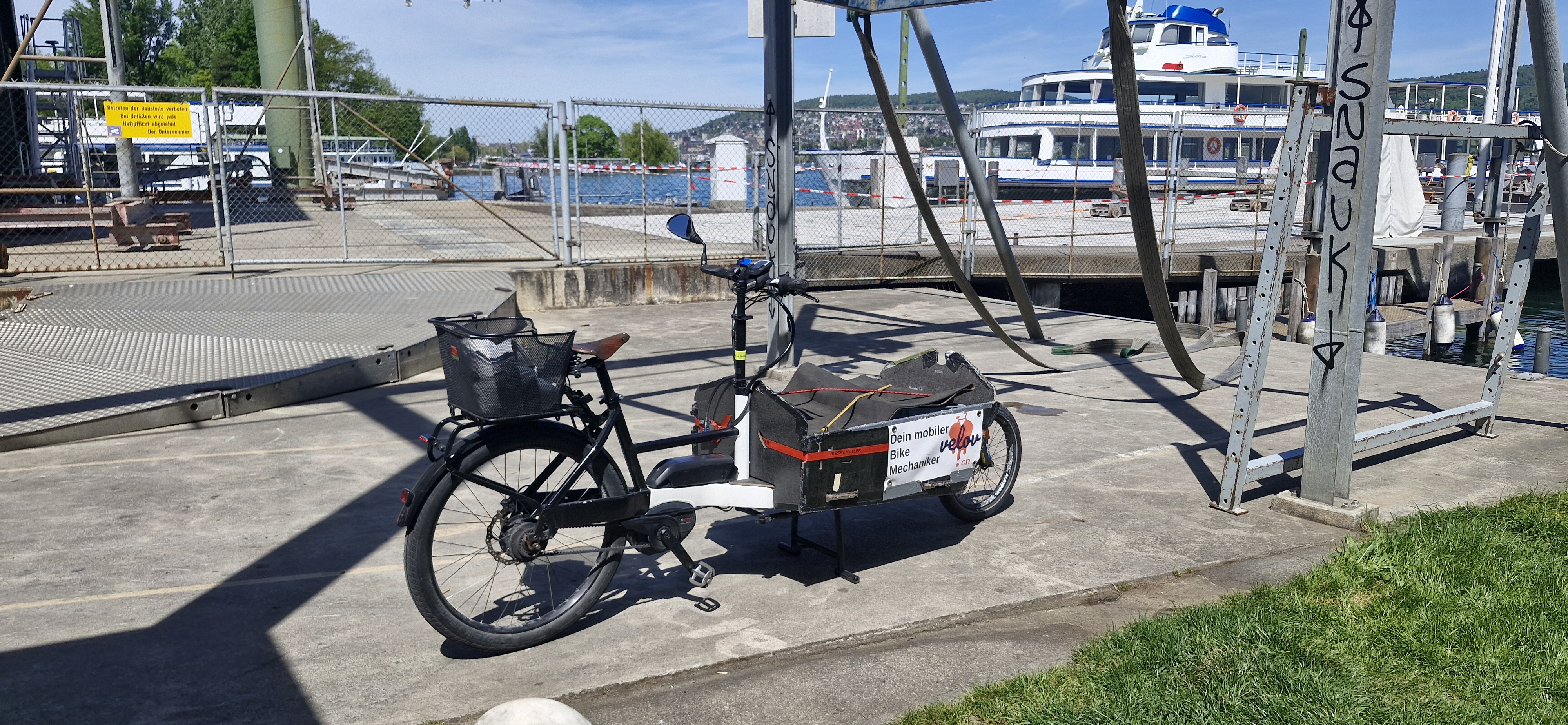 VELOV Cargo-Bike mit Füssen vom Mechaniker